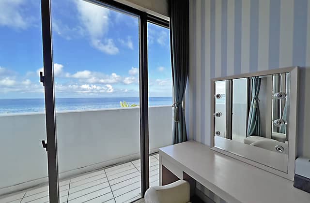 【公式】ヴォヤージュ ドゥ ルミエール 北谷リゾート|沖縄 北谷 結婚式場