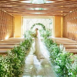 新大阪の結婚式場 | デュクラス大阪【公式】 - FiveStar wedding　 フロアに入った瞬間にアロマのような香りが漂うような挙式空間IZUMO。祭壇正面がフォトフレームのように窓から自然光が差し込む美空間。