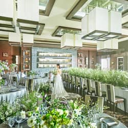 新大阪の結婚式場 | デュクラス大阪【公式】 - FiveStar wedding　 やわらかな質感とシャープな直線で構成されたスタイリッシュな会場は訪れる人を魅了し、いつまでも想い出に残る特別なパーティを創造します。