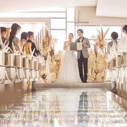 新大阪の結婚式場 | デュクラス大阪【公式】 - FiveStar wedding　 クリスタルがきらめくチャペルでの挙式は非日常でゲストからの祝福の想いに包まれたセレモニーに。感動と笑顔が広がる温もり溢れる挙式をご体感ください