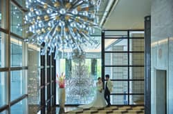 新大阪の結婚式場 | デュクラス大阪【公式】 - FiveStar wedding　 お客様をお迎えする数多くの調度品と豪華なシャンデリア