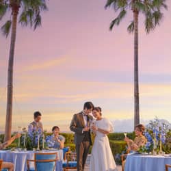 グランドプリンスホテル広島 夕焼けをバックにゲストと一緒に穏やかな時間を