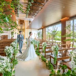 グランドプリンスホテル広島 木目を基調とした温かみのあるチャペルで、上質な1日のはじまり