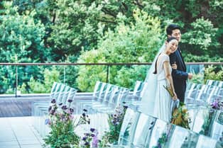 AMANDAN HILLS ～アマンダンヒルズ～ 三方から差し込む自然光が、卓上の花々や花嫁の姿を一層美しく彩り、美しい瞬間を