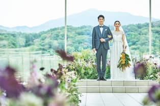 AMANDAN HILLS ～アマンダンヒルズ～ 三方から差し込む自然光が、卓上の花々や花嫁の姿を一層美しく彩り、美しい瞬間を