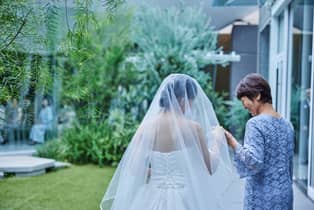 AMANDAN HILLS ～アマンダンヒルズ～ 三方から差し込む自然光が、卓上の花々や花嫁の姿を一層美しく彩り、美しい瞬間を