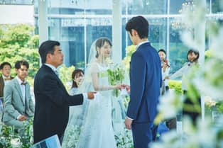 AMANDAN HILLS ～アマンダンヒルズ～ 三方から差し込む自然光が、卓上の花々や花嫁の姿を一層美しく彩り、美しい瞬間を