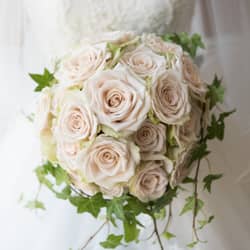 【公式】ザ・プリンス パークタワー東京ウエディング│東京タワーを臨む結婚式場 ブーケもフローリストと打ち合わせを。