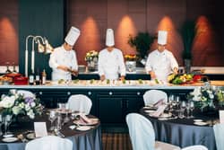 【公式】ザ・プリンス パークタワー東京ウエディング│東京タワーを臨む結婚式場 スカイバンケットは、オープンキッチンが併設されており、ここからお料理をサーブさせていただきます。