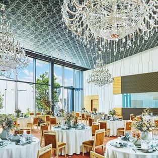 NIIGATA MONOLITH ～新潟モノリス～ 窓の外の景色と、きらびやかなシャンデリア。飾り立てなくとも十分なもてなしが叶う