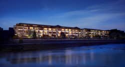 ザ・リッツ・カールトン京都｜京都 結婚式場 ホテルウエディング 静謐な鴨川のほとりに静かに佇み 壮麗な東山の眺望を贅沢に一望できる