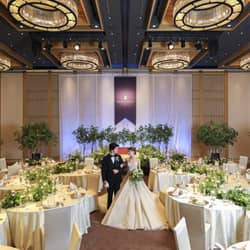 ザ・リッツ・カールトン京都｜京都 結婚式場 ホテルウエディング 天井高約6mの壮大な空間は ロビーから続く京都の町屋の質感 コントラストが広がり「七宝」をモチーフとしたデザインをあしらうなど 古都のお祭りの祝宴 饗宴の活力を表現