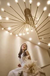 【公式】ヴォヤージュ ドゥ ルミエール 北谷リゾート｜沖縄 北谷 結婚式場 ☆★デザイナーズチャペルならではのフォトジェニックな空間★☆すべてに意味を込めて作られた当館は何気ない場所もフォトスポットに♪館内の階段もあたたかな光が輝く撮影場所に♡