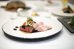 【公式】ヴォヤージュ ドゥ ルミエール 北谷リゾート｜沖縄 北谷 結婚式場 特選牛フィレ肉とアグー豚ロース 県産野菜添え トリュフソースと北谷の塩