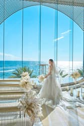 【公式】ヴォヤージュ ドゥ ルミエール 北谷リゾート｜沖縄 北谷 結婚式場 《挙式中の生演奏》ギターやフルートの音色が響きわたり、シンガーの美声も印象的な挙式が叶います♪生演奏と共にゲストをチャペル内へお迎えする贅沢な時間は、魅力的なおもてなしに