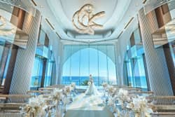 【公式】ヴォヤージュ ドゥ ルミエール 北谷リゾート｜沖縄 北谷 結婚式場 ―☆純白の花嫁が主役となる、ゴールド基調のデザイナーズチャペル☆―＊*チャペルの先に広がるのは一面の青い海。光に包まれた空間で誓う永遠の愛*＊ここでしか叶えられない空間。