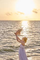 【公式】ヴォヤージュ ドゥ ルミエール 北谷リゾート｜沖縄 北谷 結婚式場 空の色が刻々と変化していくサンセットタイム。夜になるまでの刹那の時間を逃さずに撮影。その時の気温や海のにおい、波の音など五感で感じる思い出のお写真を残します。