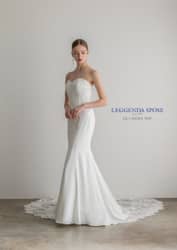 【公式】ヴォヤージュ ドゥ ルミエール 北谷リゾート｜沖縄 北谷 結婚式場 【ドレスPoint】なめらかな素材と柔らかいシルエットが美しい1着。【ドレスタイプ】品と美を兼ね備えた女性憧れのマーメイドライン。【生地感】軽くて柔らかく、しなやかで心地