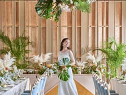 【公式】ヴォヤージュ ドゥ ルミエール 北谷リゾート｜沖縄 北谷 結婚式場 ナチュラル、クラシック、キュート、クール… 装花やクロス、ナフキンなど様々なアイテムを用いて、ふたりのご要望にお応えする幅広いコーディネートでゲストをおもてなしできます。